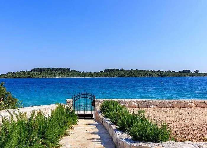 فيلة Beachfront House Dalmatino Trogir With Pool On Ciovo تروغير