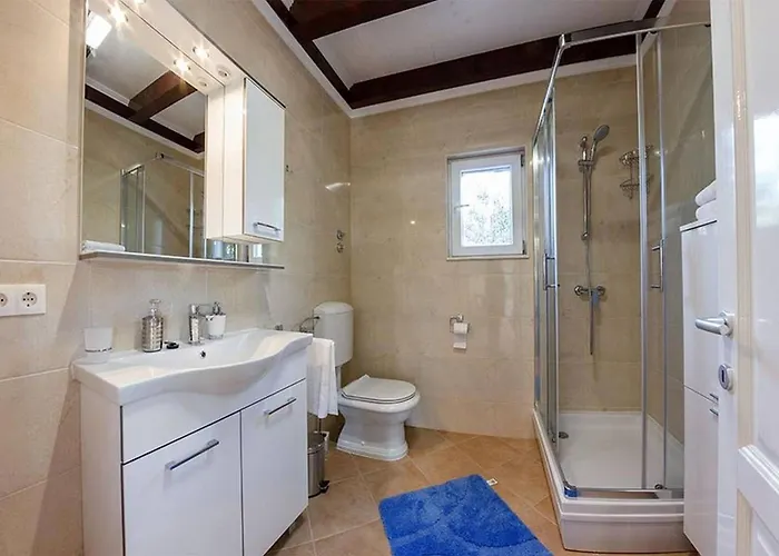 Beachfront House Dalmatino Trogir With Pool On Ciovo فيلة تروغير