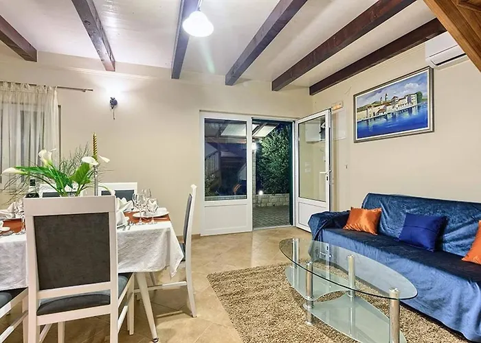 Beachfront House Dalmatino Trogir With Pool On Ciovo فيلة