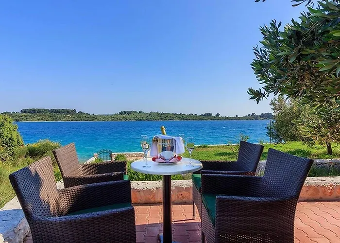 Beachfront House Dalmatino Trogir With Pool On Ciovo فيلة تروغير