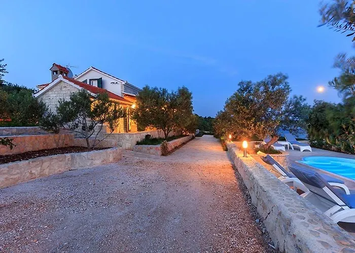 Beachfront House Dalmatino Trogir With Pool On Ciovo * تروغير