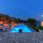 Beachfront House Dalmatino Trogir With Pool On Ciovo ヴィラ *