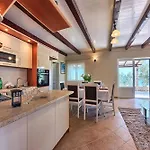 Beachfront House Dalmatino Trogir With Pool On Ciovo トロギール