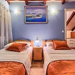 Beachfront House Dalmatino Trogir With Pool On Ciovo ヴィラ