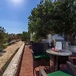 Beachfront House Dalmatino Trogir With Pool On Ciovo ヴィラ