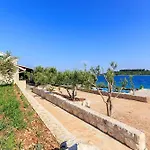Beachfront House Dalmatino Trogir With Pool On Ciovo ヴィラ *