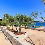 Beachfront House Dalmatino Trogir With Pool On Ciovo ヴィラ トロギール