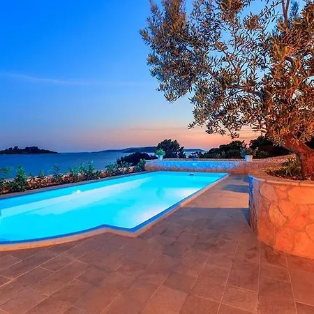 Luxury Beachfront Dalmatino: Private Pool Retreat In Trogir