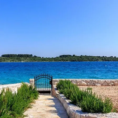 Luxury Beachfront Dalmatino: Private Pool Retreat In Villa