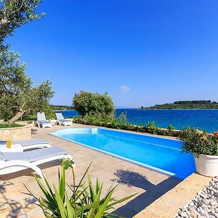 Beachfront House Dalmatino Trogir With Pool On Ciovo ヴィラ *