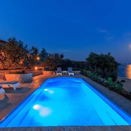 Beachfront House Dalmatino With Pool On Ciovo *