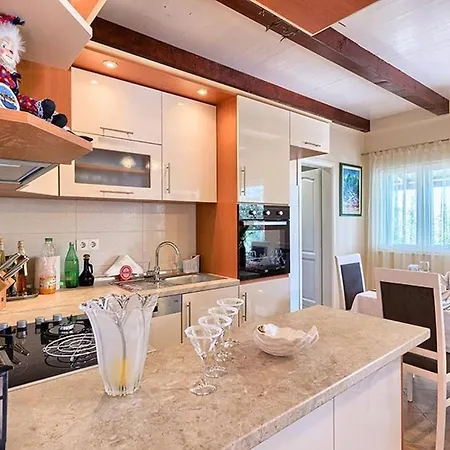 Beachfront House Dalmatino With Pool On Ciovo Vila *