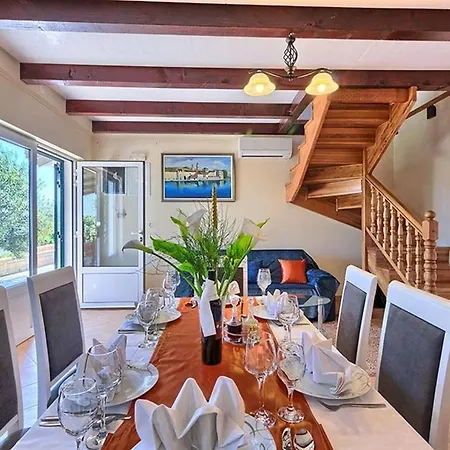 Beachfront House Dalmatino With Pool On Ciovo *