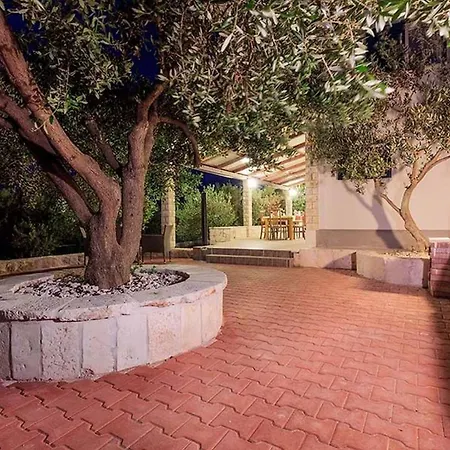 Beachfront House Dalmatino With Pool On Ciovo * تروغير