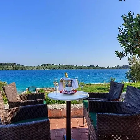 Luxury Beachfront Dalmatino: Private Pool Retreat In Vila Trogir