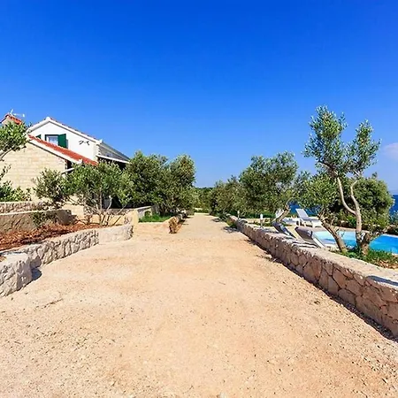 Beachfront House Dalmatino With Pool On Ciovo *
