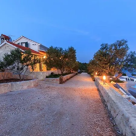 Beachfront House Dalmatino With Pool On Ciovo * Trogir